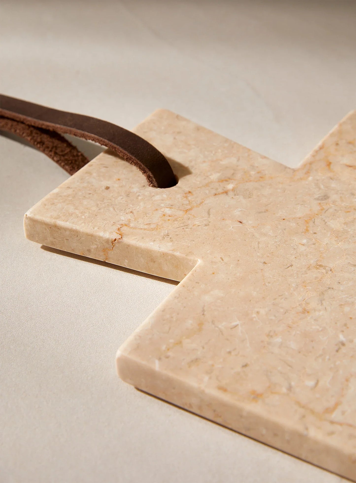 Rectangular cutting board in white marble and teak wood
